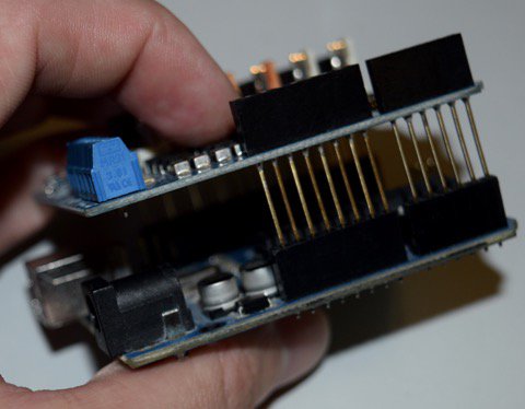 Установка платы расширения управления электродвигателями на плату Arduino
