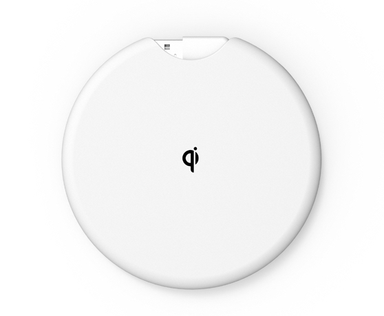 Логотип Qi, показанный на беспроводной зарядной панели Qimini