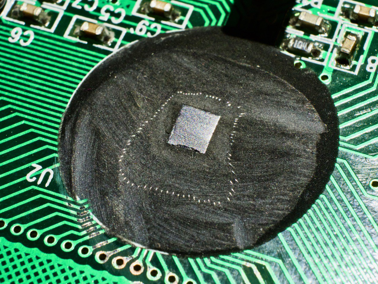 Бескопрусная микросхема LCD драйвера, покрытая эпоксидной смолой