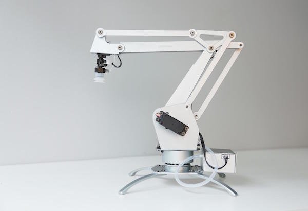 Это робот-манипулятор uArm Metal, работающий на сервоприводах