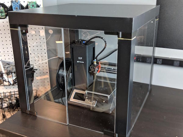 Корпус этого 3D принтера сделан из приставного стола Ikea, нескольких прозрачных акриловых панелей и нескольких напечатанных на 3D принтере деталей